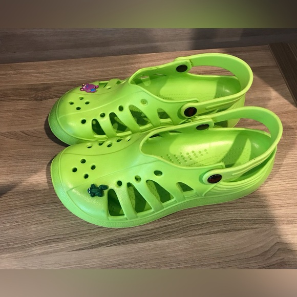 NWOT Holey Soles Unisex Green Clogs - Picture 2 of 6